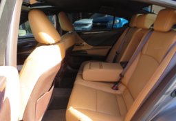 2020 Lexus ES - Image 27