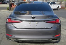 2020 Lexus ES - Image 9