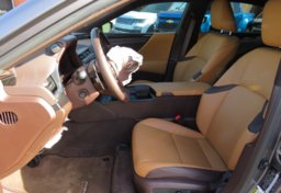 2020 Lexus ES - Image 23