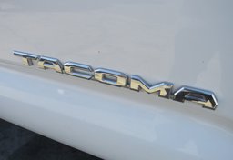 2016 Toyota Tacoma - Image 18