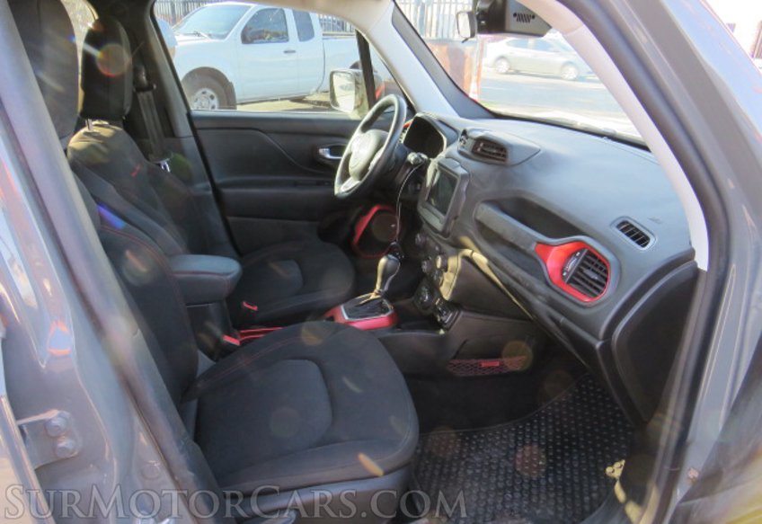 2019 Jeep Renegade - Image 25