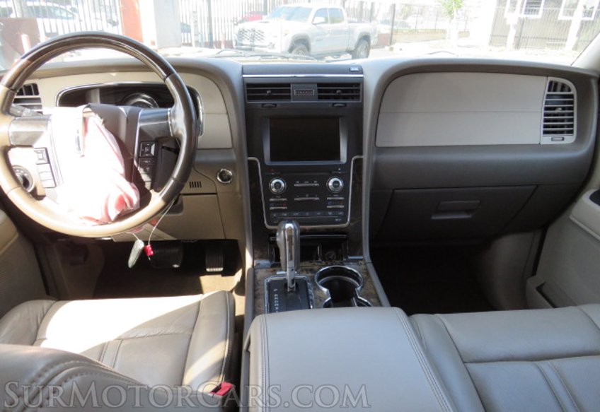 2015 Lincoln Navigator - Image 29
