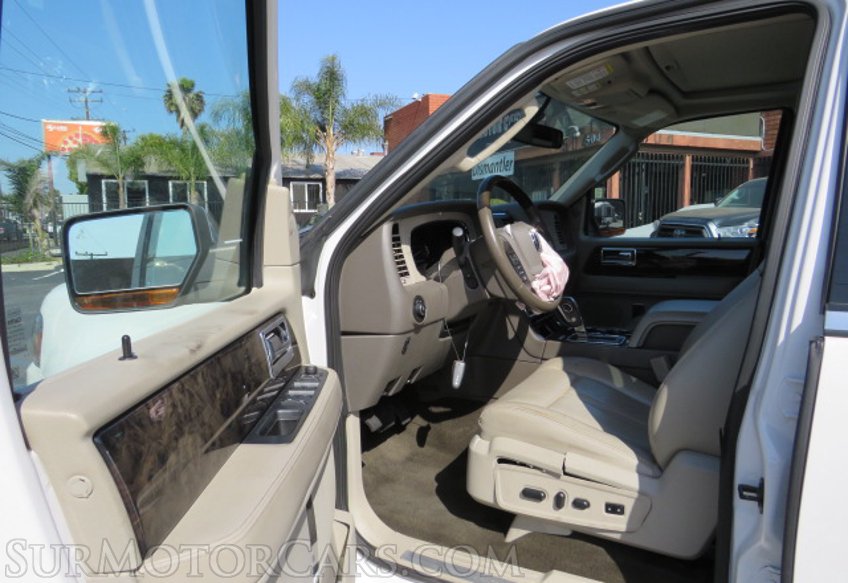 2015 Lincoln Navigator - Image 21
