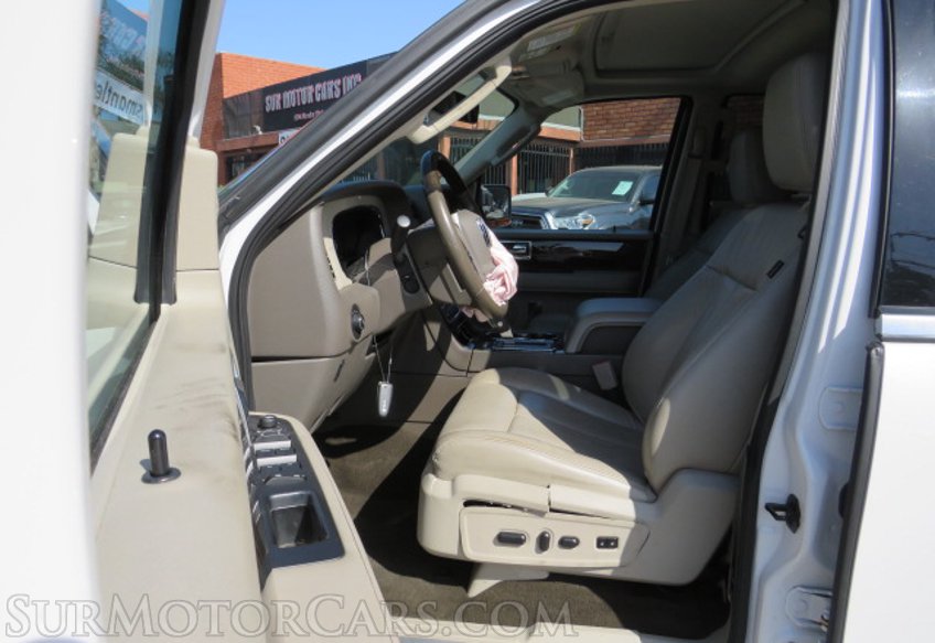 2015 Lincoln Navigator - Image 22