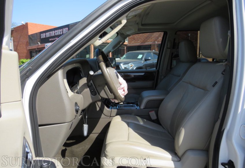 2015 Lincoln Navigator - Image 23
