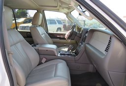 2015 Lincoln Navigator - Image 40