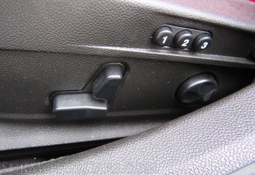 2017 Alfa Romeo Giulia - Image 40