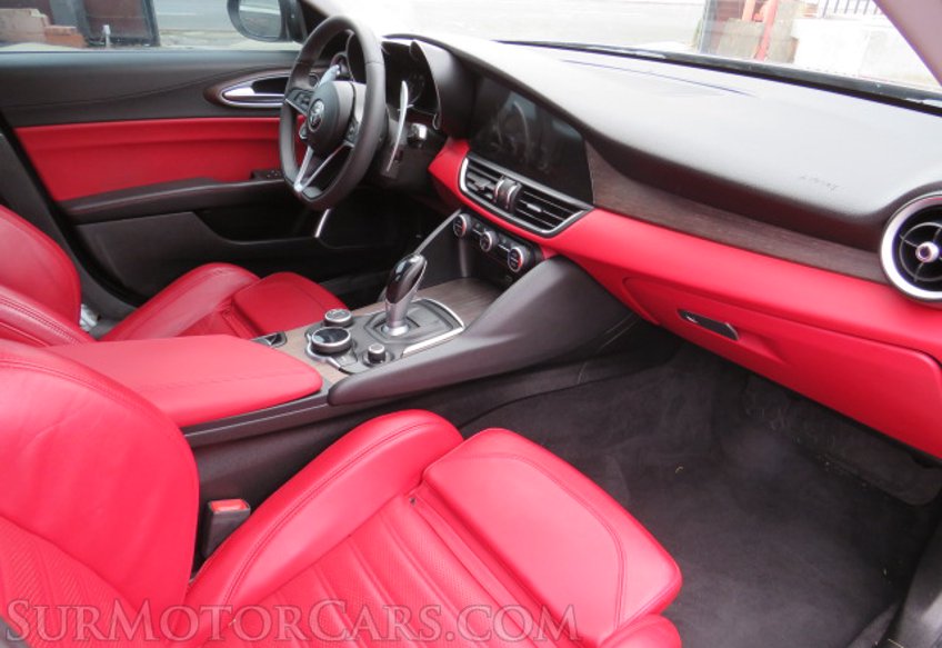 2017 Alfa Romeo Giulia - Image 29