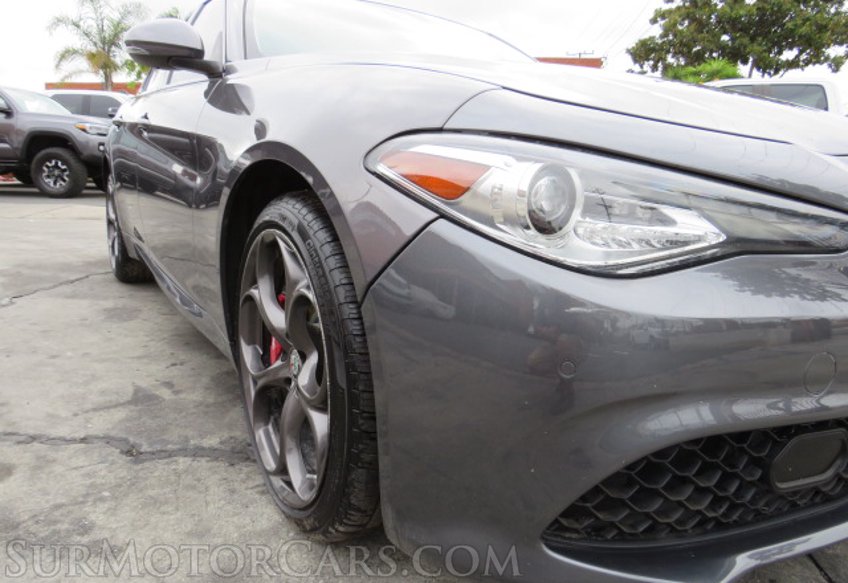 2017 Alfa Romeo Giulia - Image 14