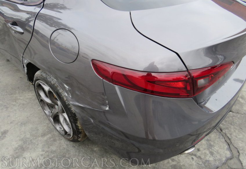 2017 Alfa Romeo Giulia - Image 17