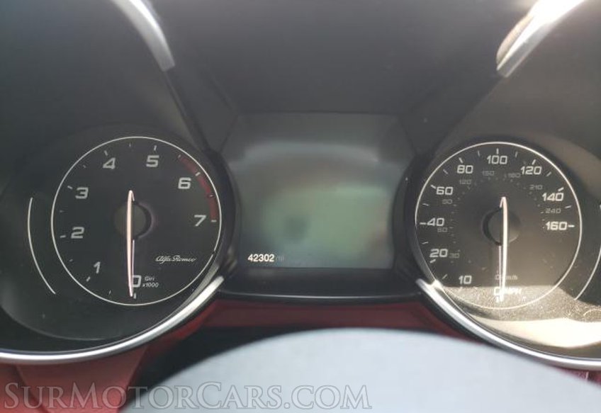 2017 Alfa Romeo Giulia - Image 32