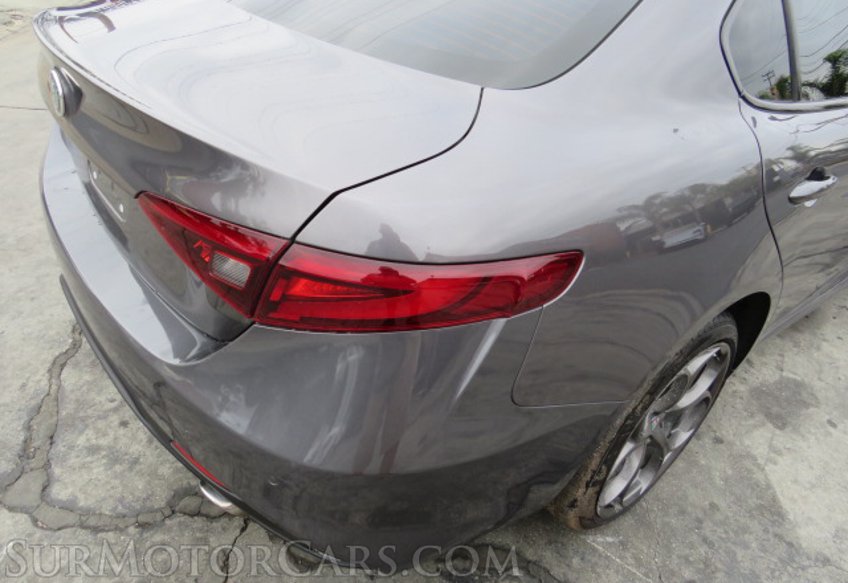 2017 Alfa Romeo Giulia - Image 18