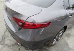 2017 Alfa Romeo Giulia - Image 18