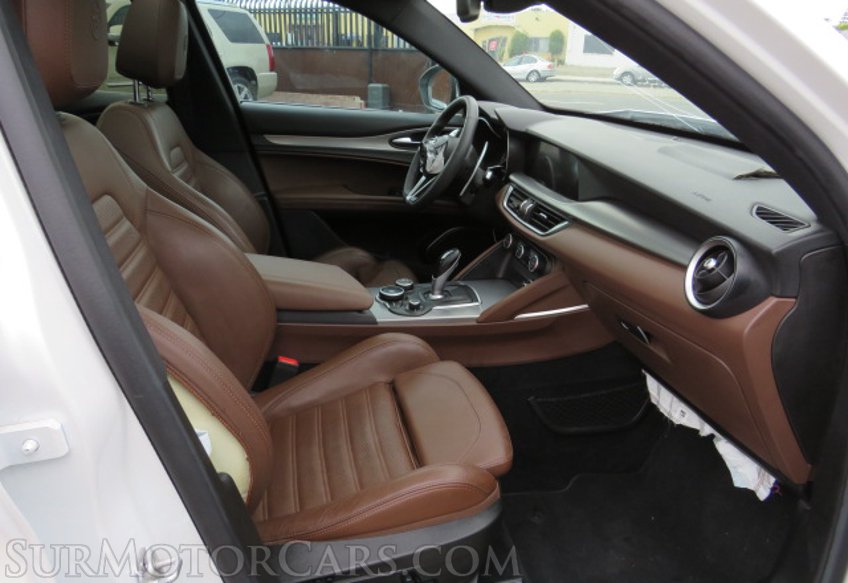 2019 Alfa Romeo Stelvio - Image 18