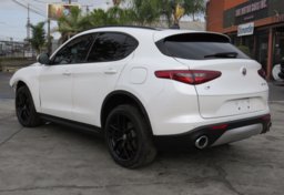 2019 Alfa Romeo Stelvio - Image 9