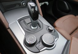 2019 Alfa Romeo Stelvio - Image 38