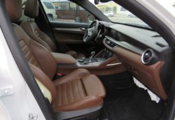 2019 Alfa Romeo Stelvio - Image 18