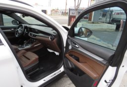 2019 Alfa Romeo Stelvio - Image 17