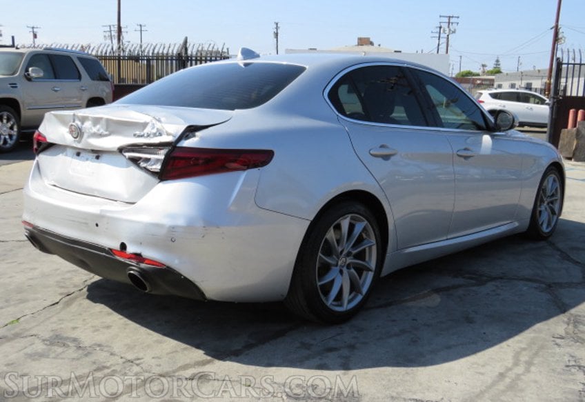 2017 Alfa Romeo Giulia - Image 9