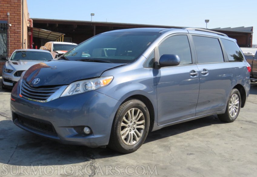 2015 Toyota Sienna - Image 3