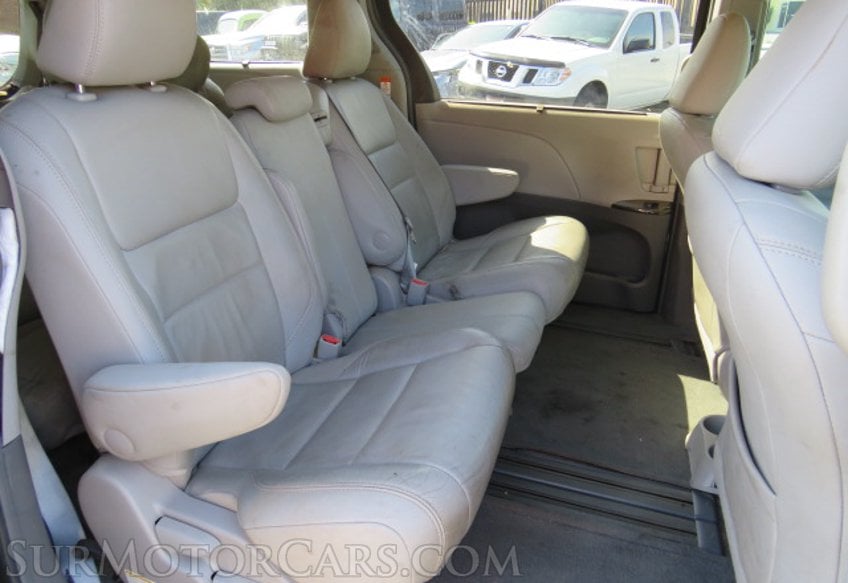 2015 Toyota Sienna - Image 29
