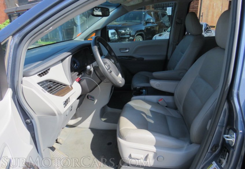 2015 Toyota Sienna - Image 23