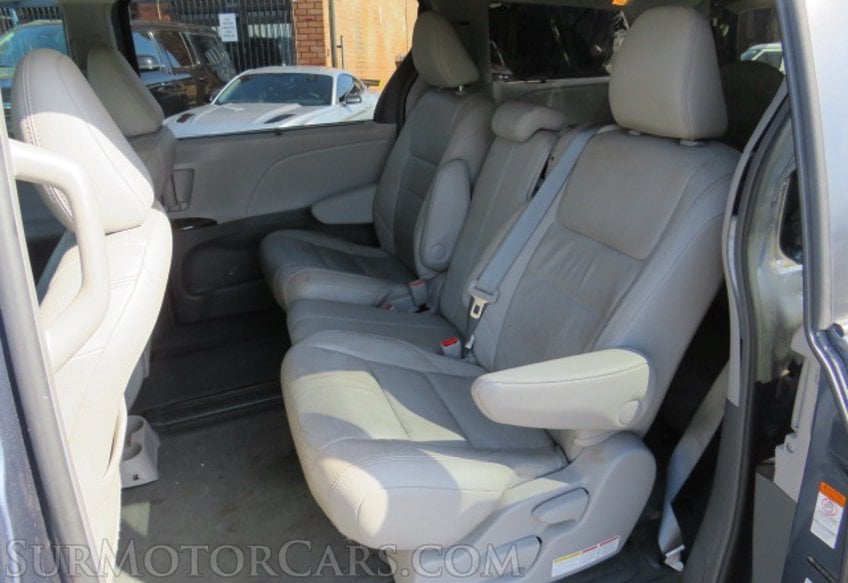 2015 Toyota Sienna - Image 28