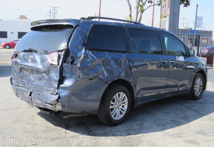 2015 Toyota Sienna - Image 10