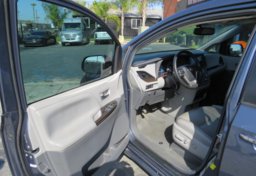 2015 Toyota Sienna - Image 19