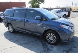 2015 Toyota Sienna - Image 2