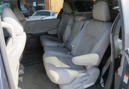 2015 Toyota Sienna - Image 28