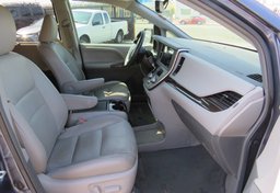 2015 Toyota Sienna - Image 24