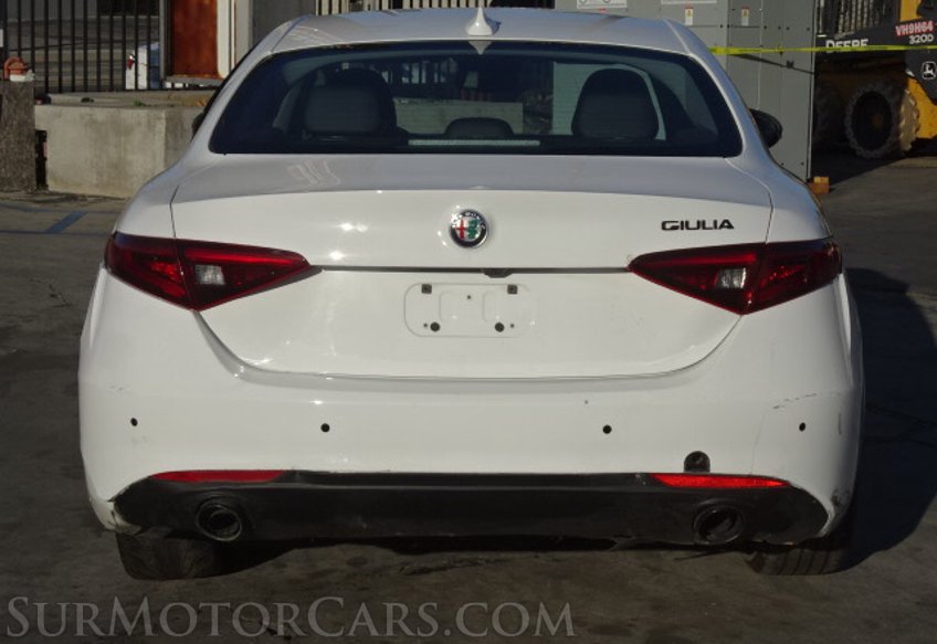 2019 Alfa Romeo Giulia - Image 11