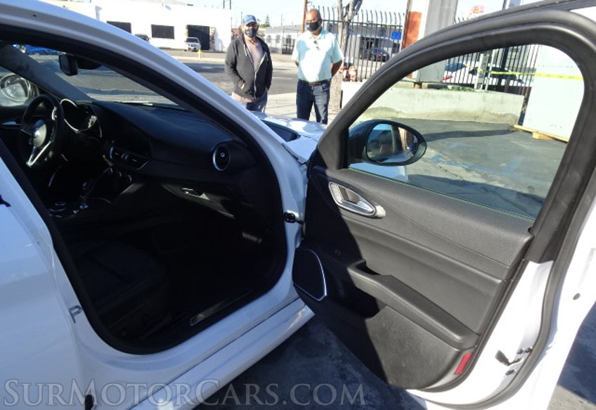 2019 Alfa Romeo Giulia - Image 20