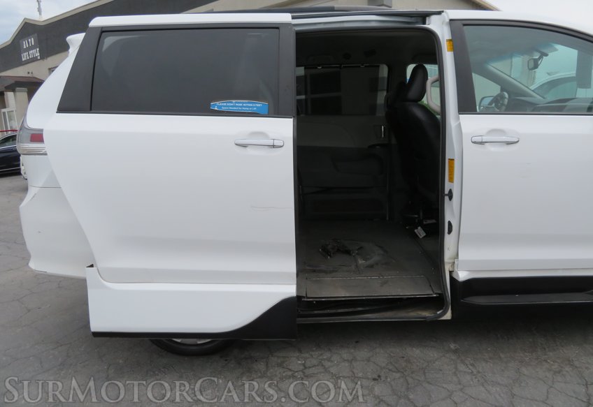 2014 Toyota Sienna - Image 17
