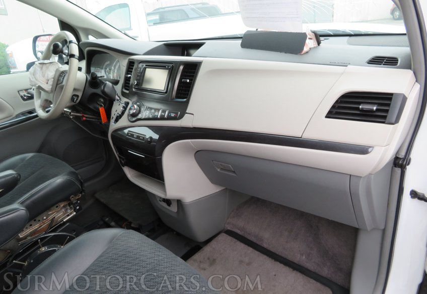 2014 Toyota Sienna - Image 22