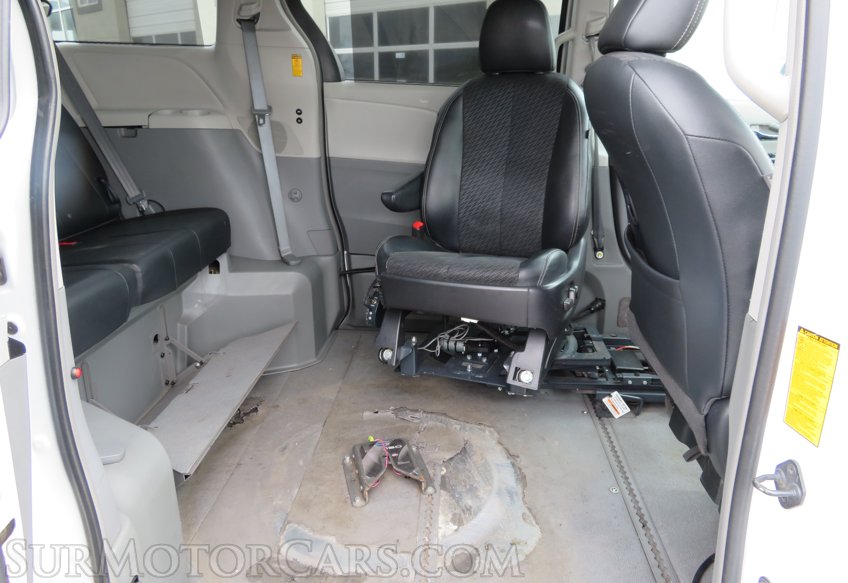 2014 Toyota Sienna - Image 28