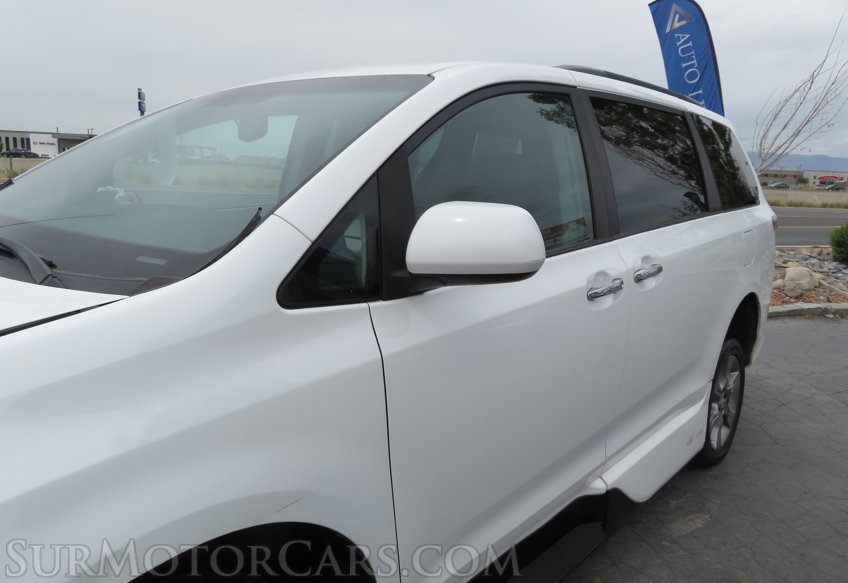 2014 Toyota Sienna - Image 14