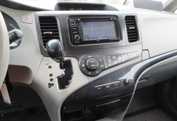 2014 Toyota Sienna - Image 43