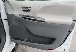2014 Toyota Sienna - Image 57