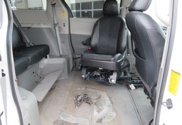 2014 Toyota Sienna - Image 28