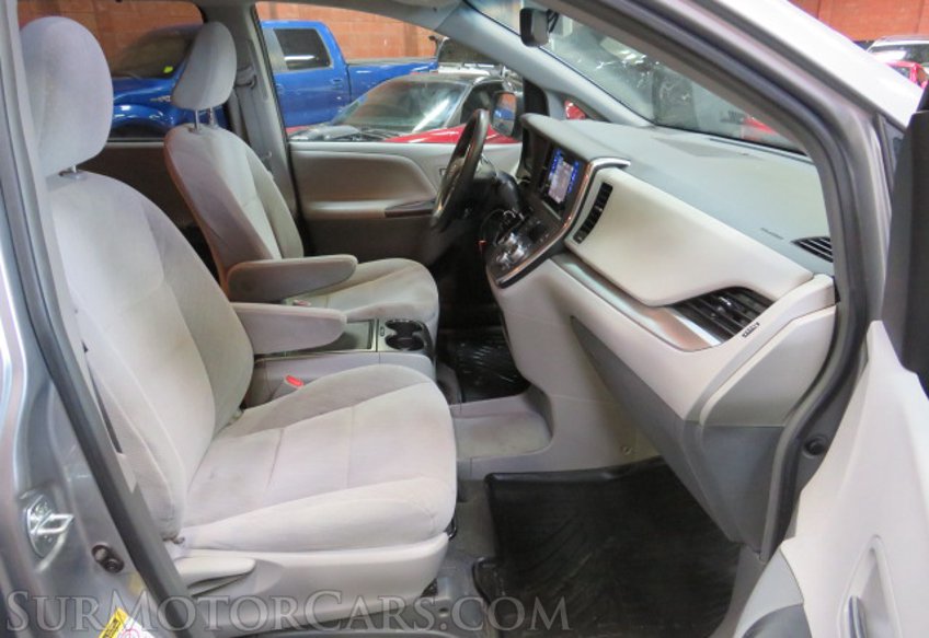 2017 Toyota Sienna - Image 23