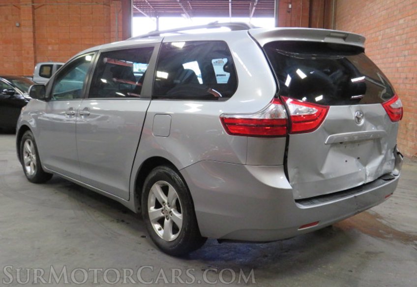 2017 Toyota Sienna - Image 9