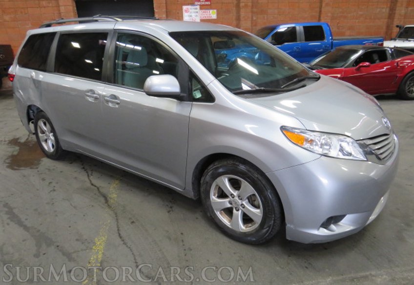 2017 Toyota Sienna - Image 2