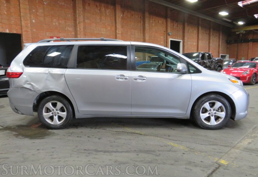 2017 Toyota Sienna - Image 5