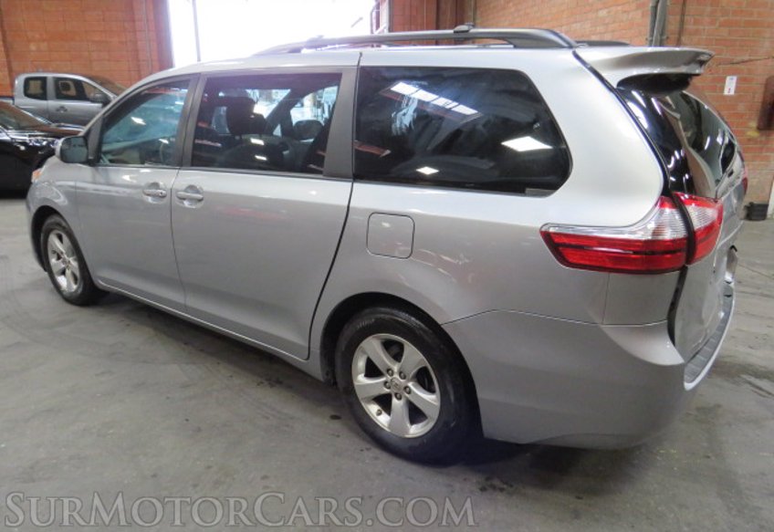 2017 Toyota Sienna - Image 7