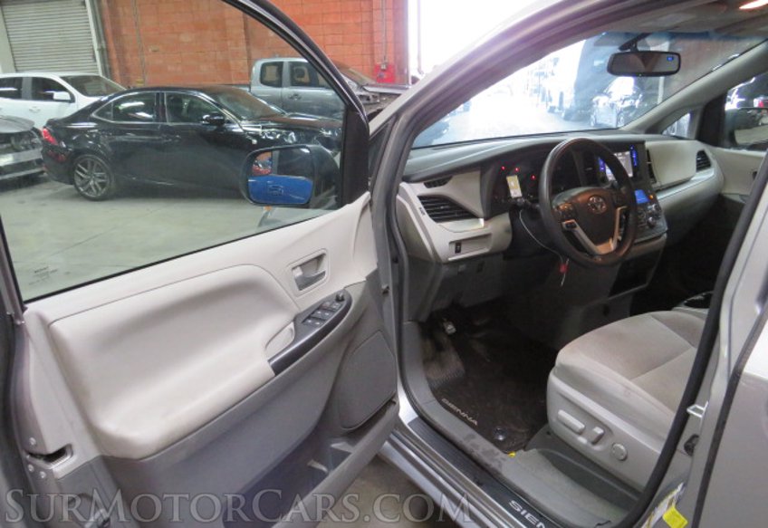 2017 Toyota Sienna - Image 16