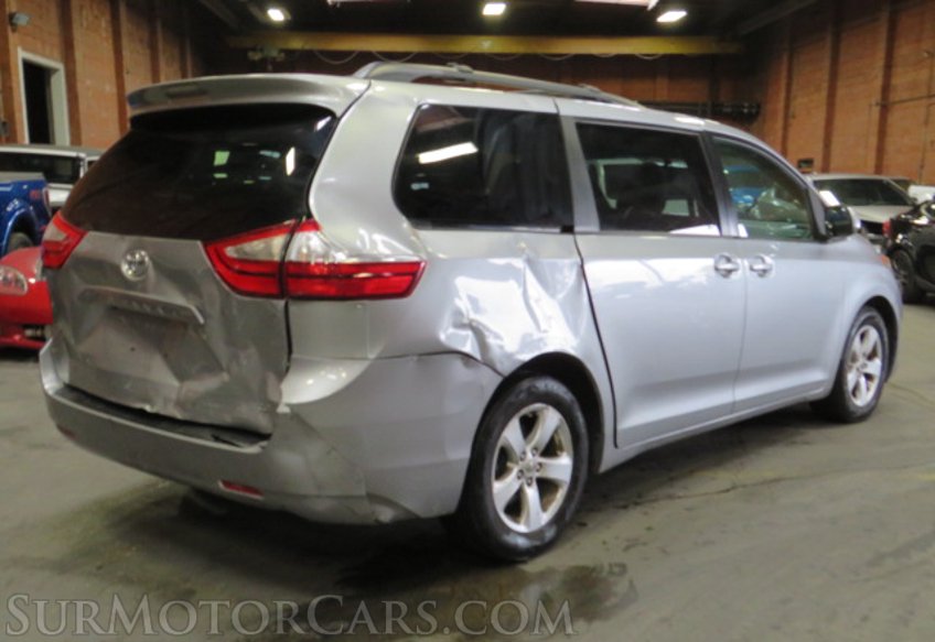 2017 Toyota Sienna - Image 10