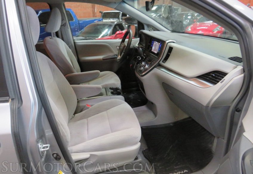 2017 Toyota Sienna - Image 29