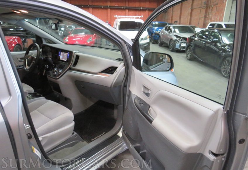 2017 Toyota Sienna - Image 17